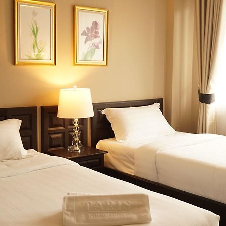 Taris Art Hotel Phrae Esterno foto