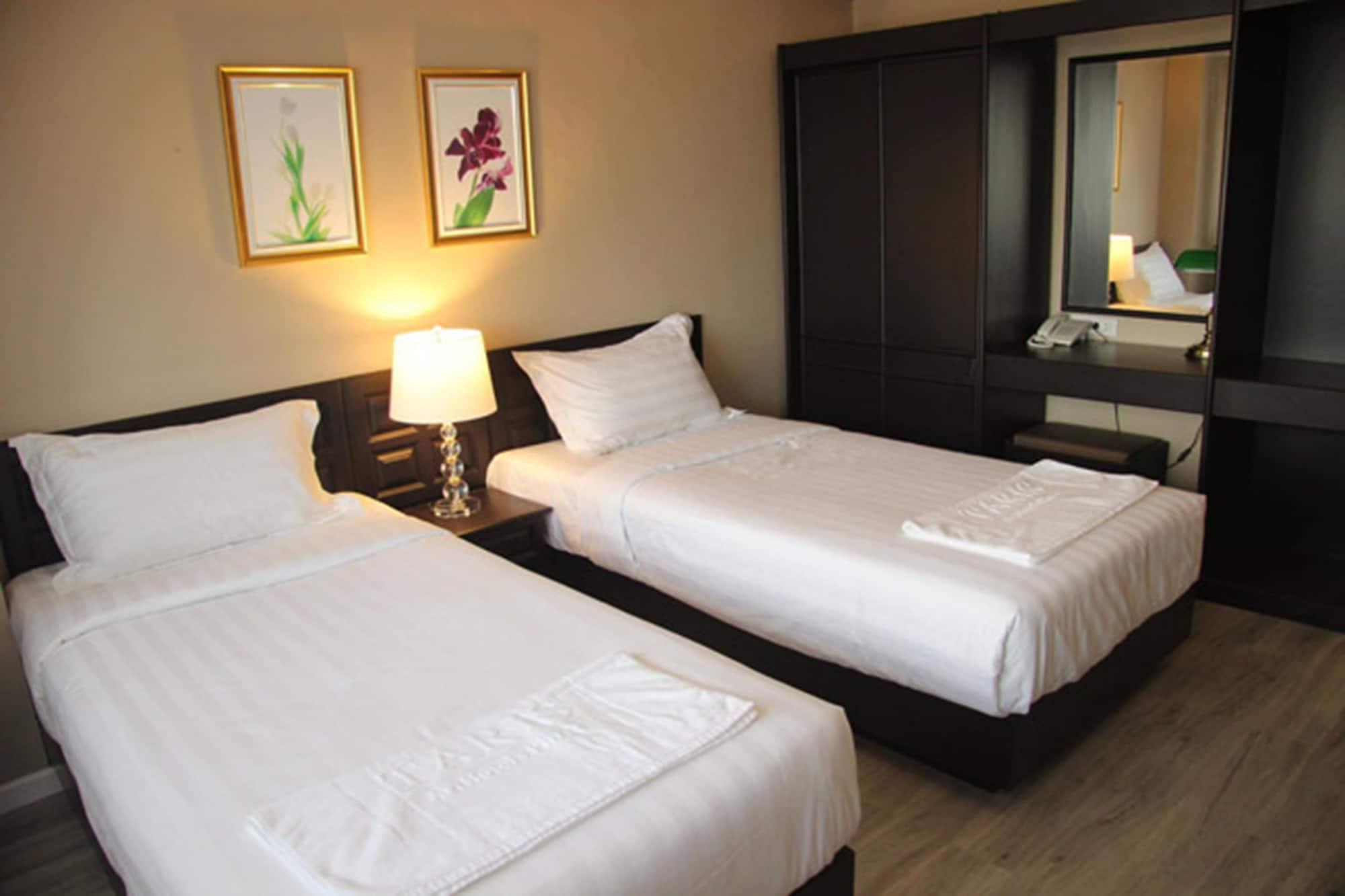 Taris Art Hotel Phrae Esterno foto