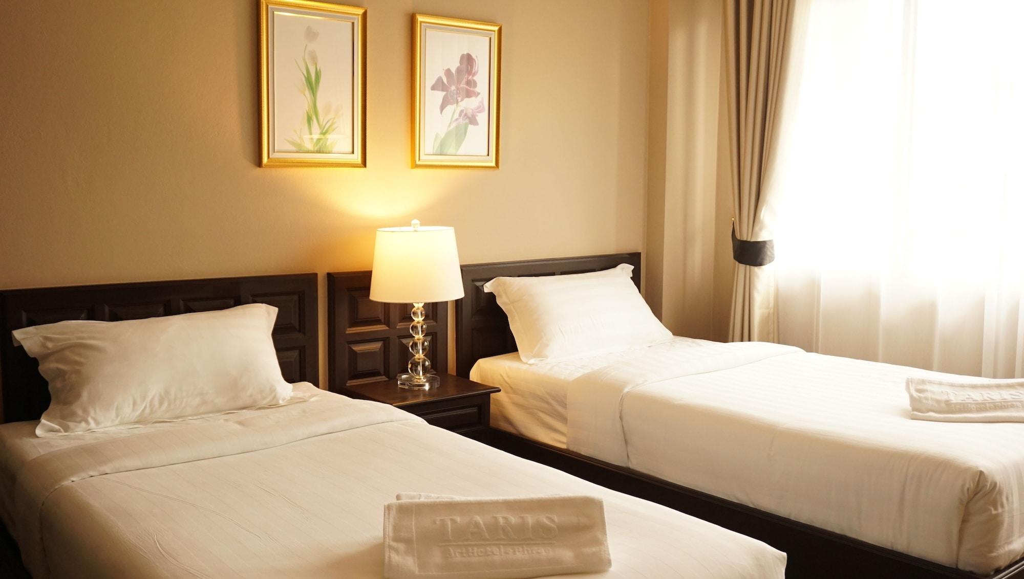 Taris Art Hotel Phrae Esterno foto