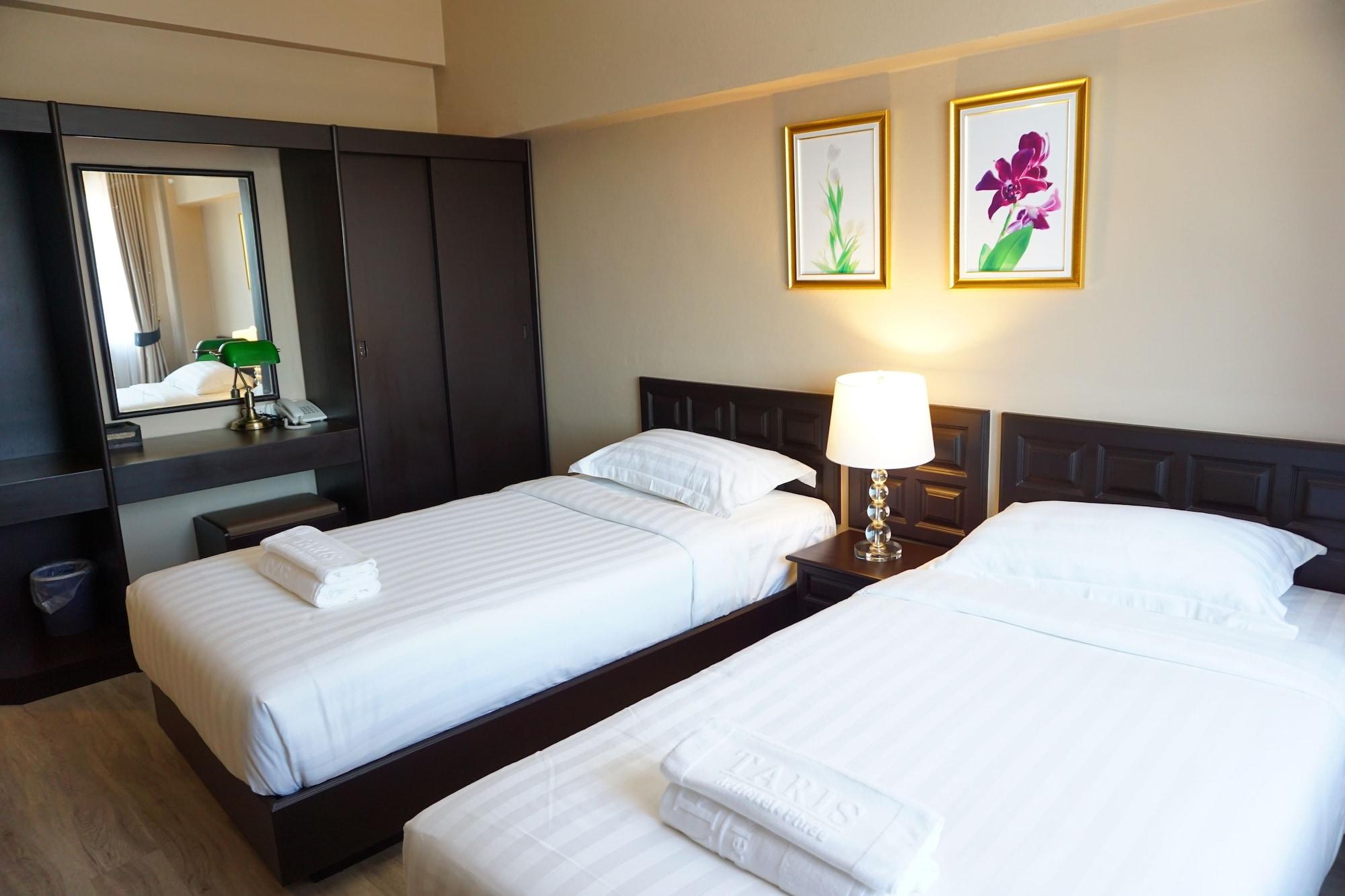 Taris Art Hotel Phrae Esterno foto