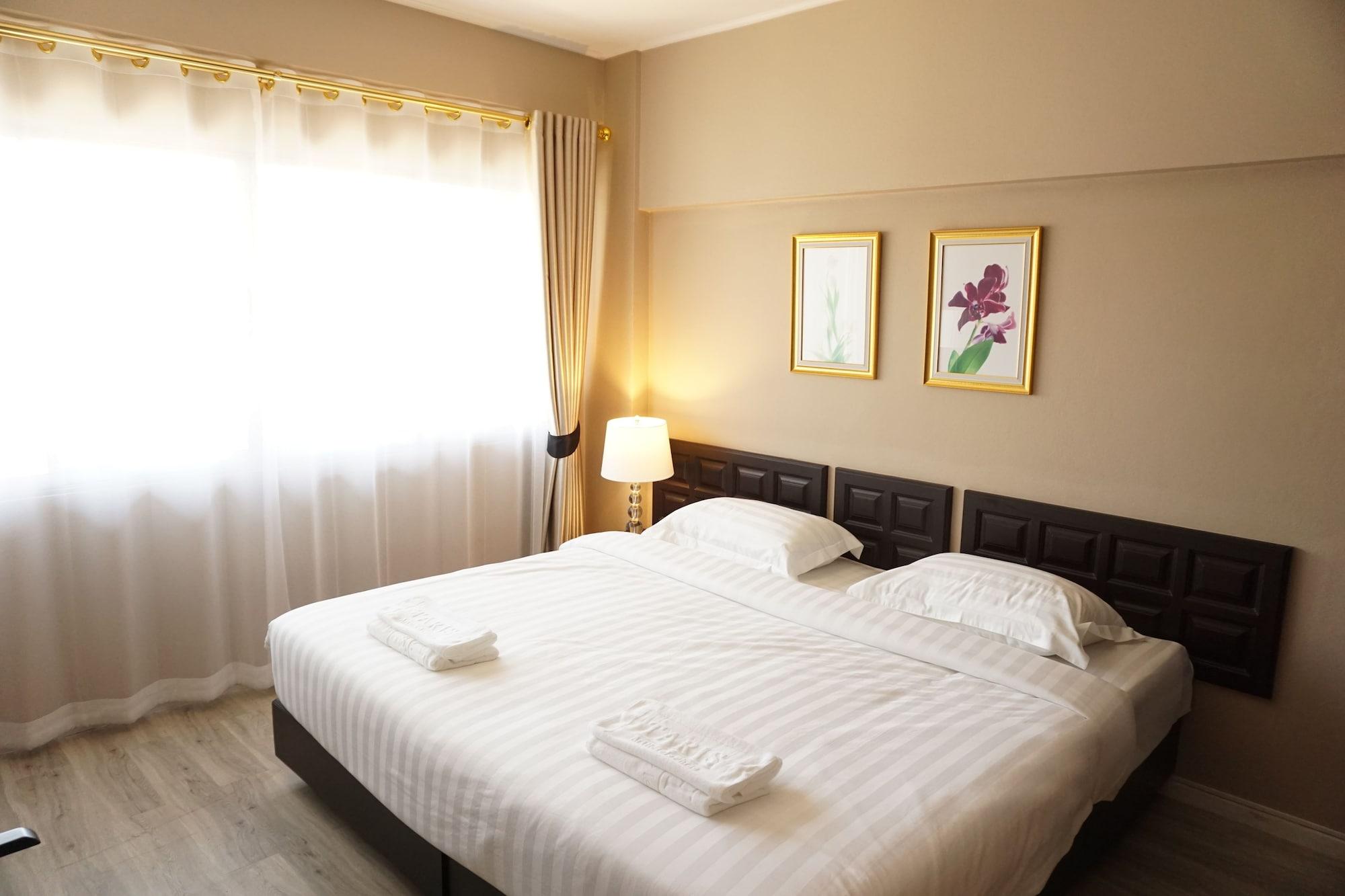 Taris Art Hotel Phrae Esterno foto