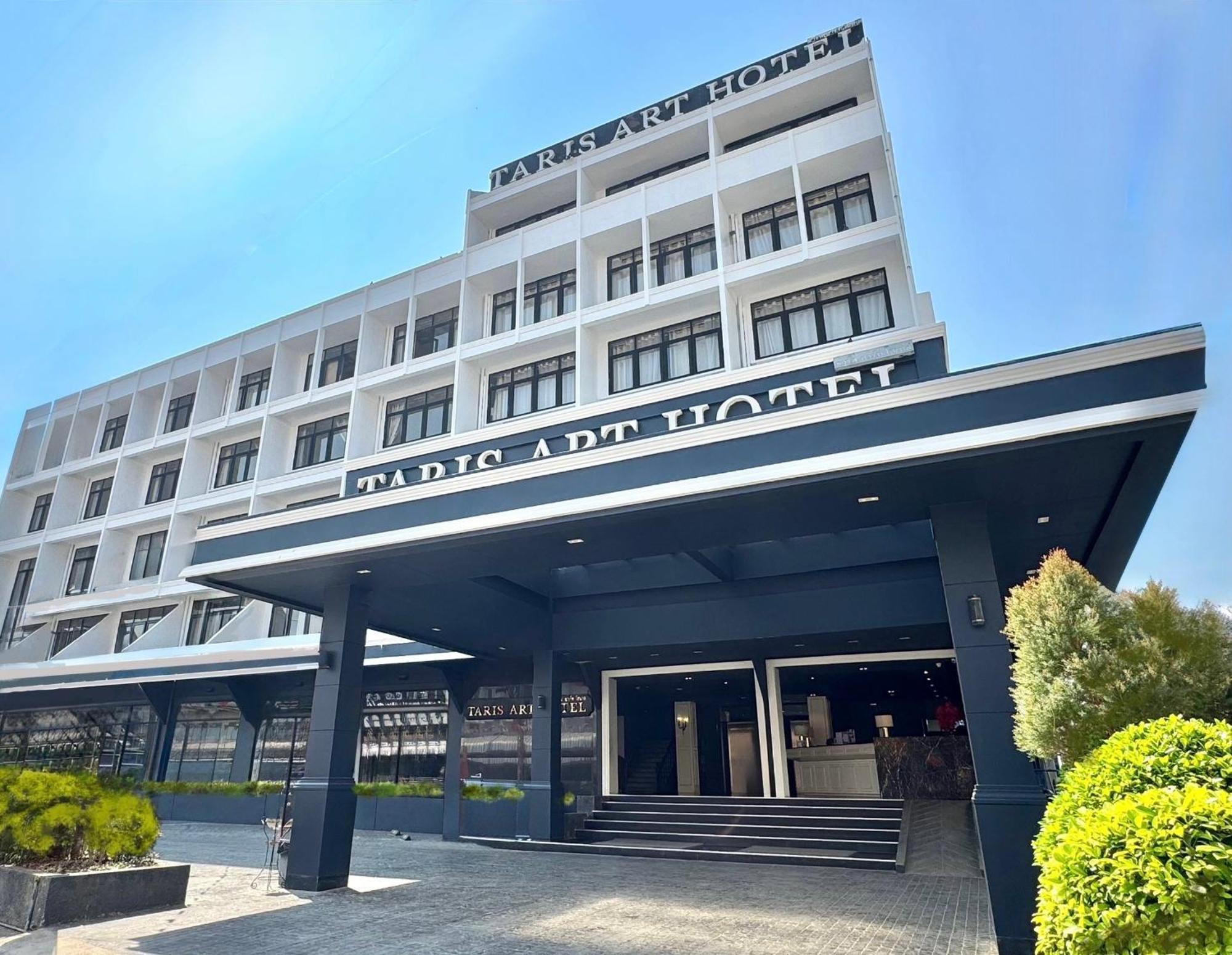 Taris Art Hotel Phrae Esterno foto