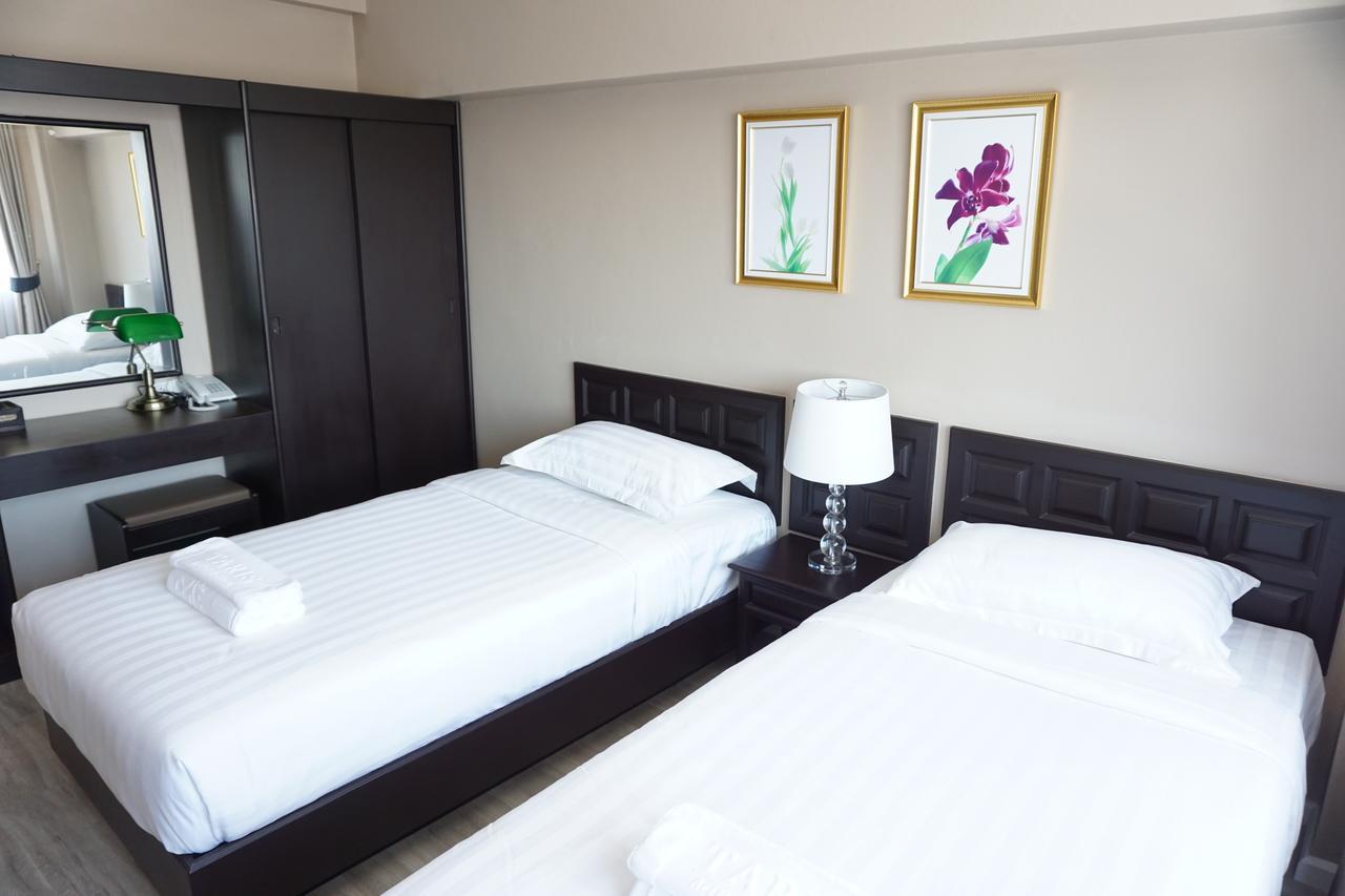 Taris Art Hotel Phrae Esterno foto