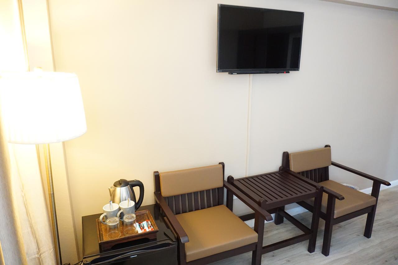 Taris Art Hotel Phrae Esterno foto