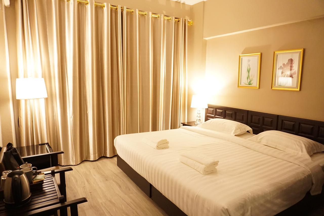 Taris Art Hotel Phrae Esterno foto