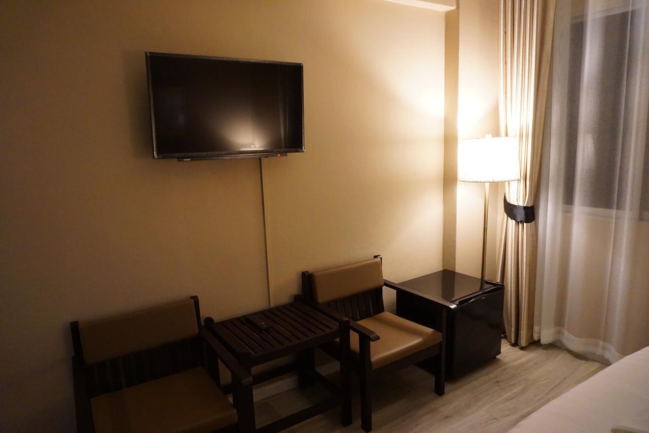 Taris Art Hotel Phrae Esterno foto