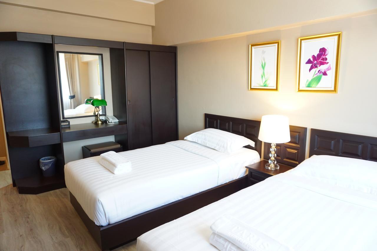 Taris Art Hotel Phrae Esterno foto