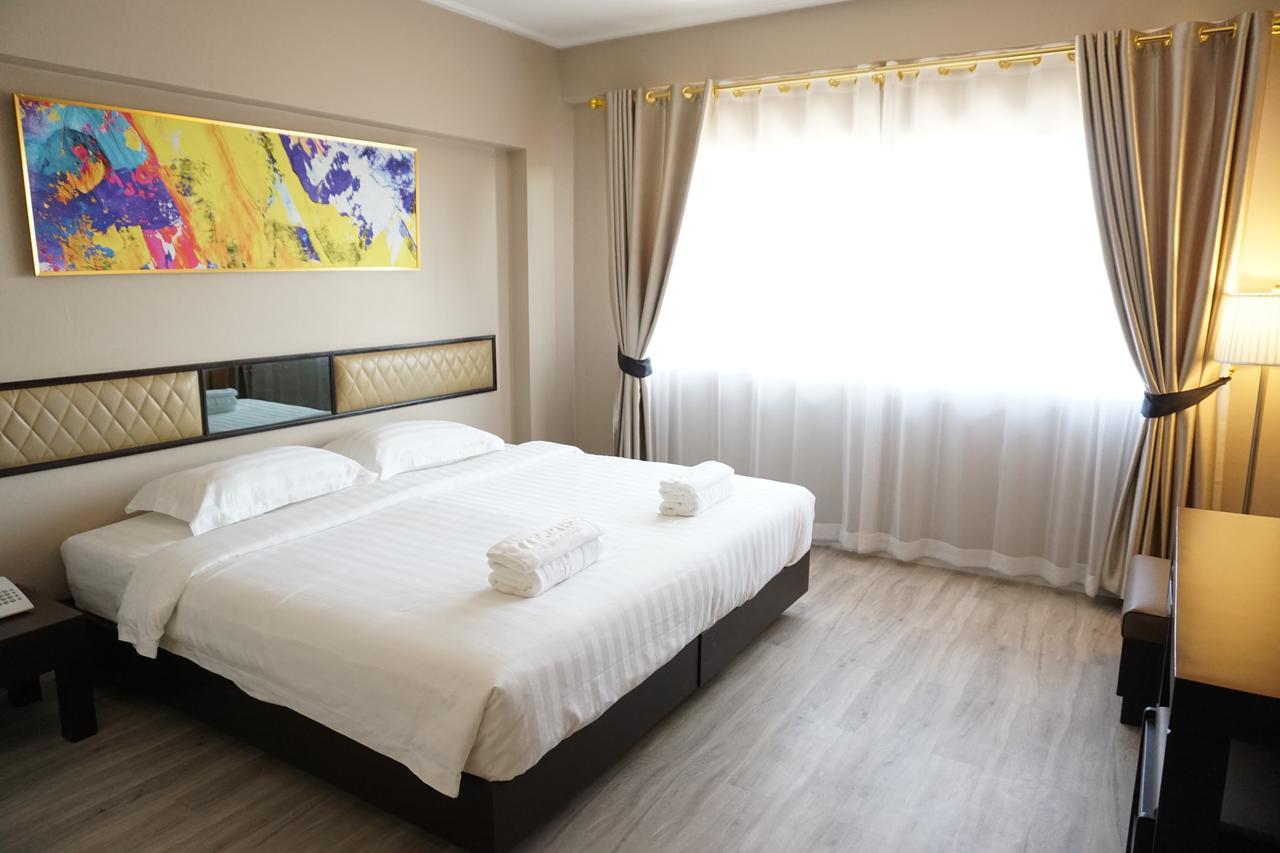 Taris Art Hotel Phrae Esterno foto