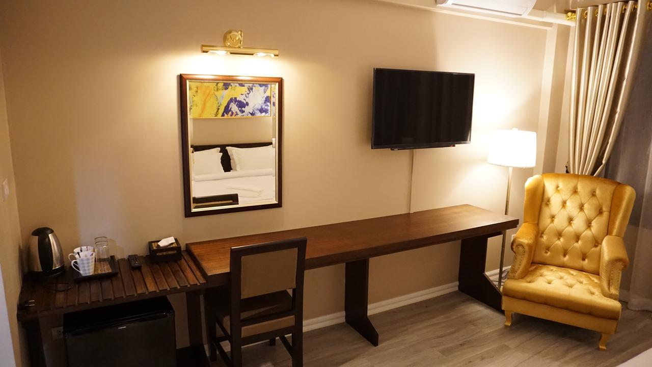 Taris Art Hotel Phrae Esterno foto